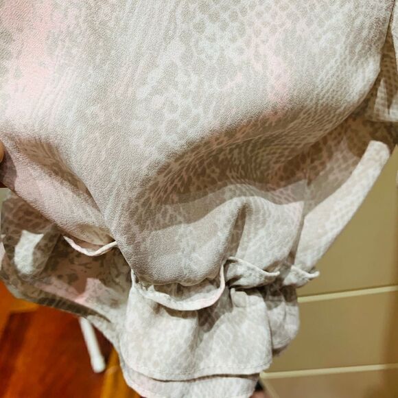 Violet + Claire white pink snake print Off shoulder blouse size Small - Picture 4 of 6